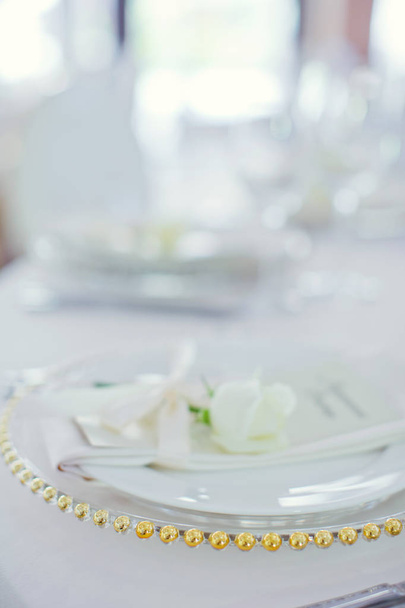 Bella tavola apparecchiata con fiori bianchi
 - Foto, immagini