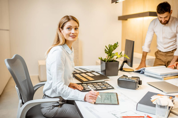 Woman working in the office - Photo, Image