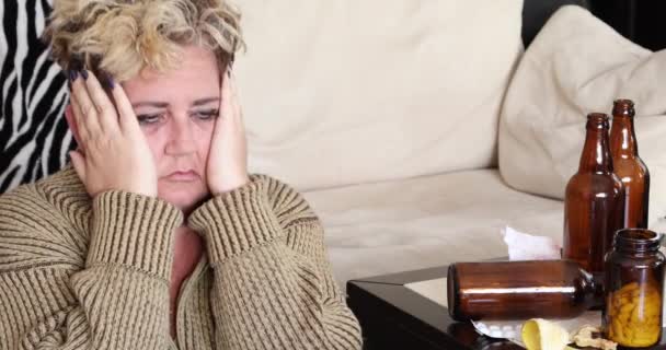 Mulher Miserável em uma profunda depressão, sentada sozinha no chão e bebendo álcool
 - Filmagem, Vídeo