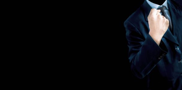 Um trabalhador irreconhecível sem rosto usando um terno azul com punho forte mostrando a câmera isolada em fundo preto mostrando sua especialidade.Imagem de alta resolução de ângulo largo
. - Foto, Imagem