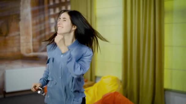 vzrušená žena tančí s palci nahoru ve zpomaleném kooperačním filmu - Záběry, video