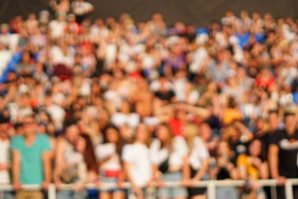 Foule floue de spectateurs sur une tribune de stade lors d'un événement sportif
 - Photo, image