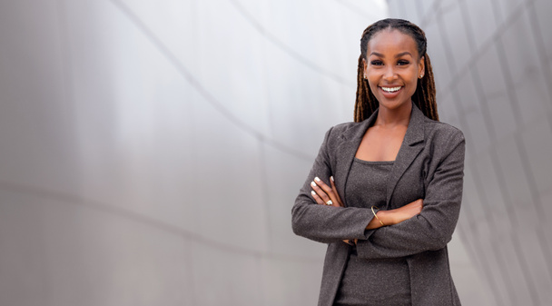Femme d'affaires afro-américaine leader, patron, PDG, conseiller financier en pleine bannière
  - Photo, image