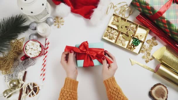 Top View Woman Csomagolás Karácsonyi ajándék - Felvétel, videó