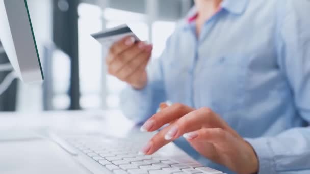 Kobiece ręce wpisujące numer karty kredytowej na klawiaturze komputera. Kobieta dokonująca zakupów online. Usługa płatności online. - Materiał filmowy, wideo