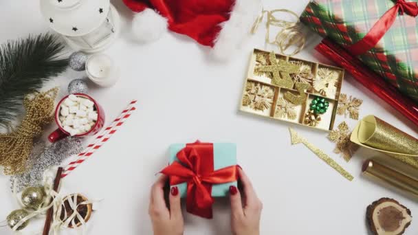 クリスマスプレゼント付きのトップビューの手 - 映像、動画