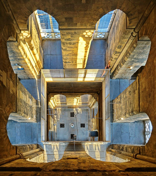 Guardando in basso nel centro del campanile di Giotto a Firenze
 - Foto, immagini