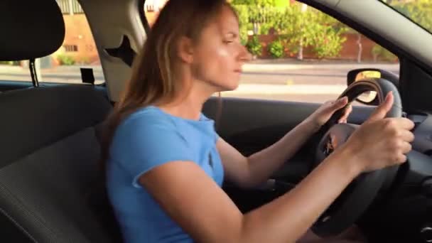Mujer en vestido azul está enojado y molesto, porque su coche se rompió
 - Imágenes, Vídeo