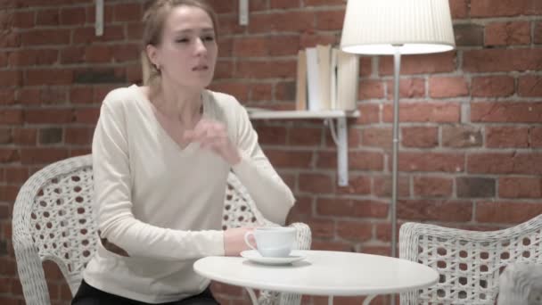 Jovem mulher atraente bebendo café e tosse
 - Filmagem, Vídeo