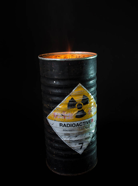 Radyoaktif materyalin silindir kabındaki ısı - Fotoğraf, Görsel
