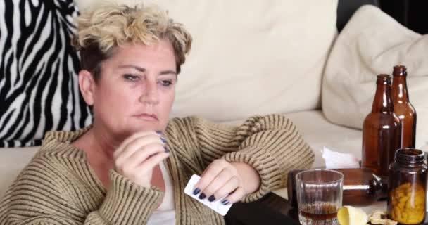 Ubohá žena v hluboké depresi, sedí sama na podlaze a pije alkohol - Záběry, video