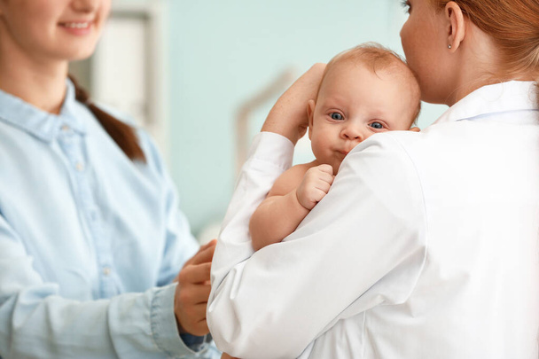 Donna con piccolo bambino dal pediatra in clinica
 - Foto, immagini