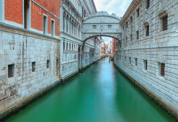 arquitectura típica y vista al canal de agua en Venecia
 - Foto, Imagen