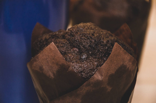 chocolate muffins on table background - Фото, зображення