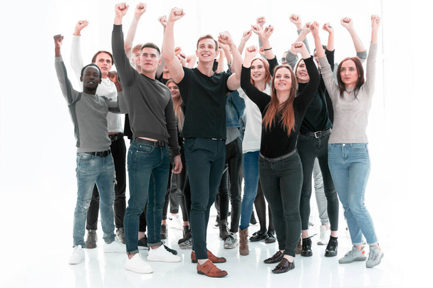 různorodá skupina šťastných mladých lidí stojí spolu - Fotografie, Obrázek