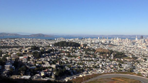 Market Street és a pénzügyi negyed San Francisco, mint a Twin Peaks, California, körülbelül október 2018 - Fotó, kép
