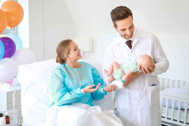 Jeune femme avec nouveau-né et gynécologue en maternité
 - Photo, image