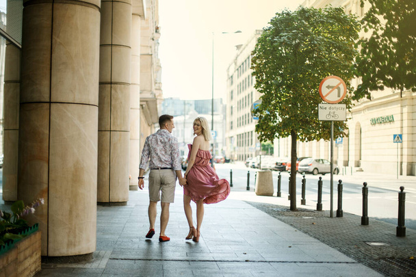 Alojamiento en pareja caminando por la ciudad. El tipo con la niña en Varsovia. Relaciones románticas. - Foto, imagen