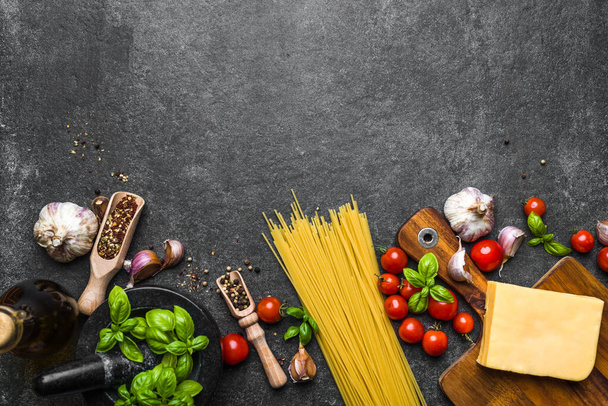 Fresh ingredients of spaghetti, italian food background - Foto, afbeelding