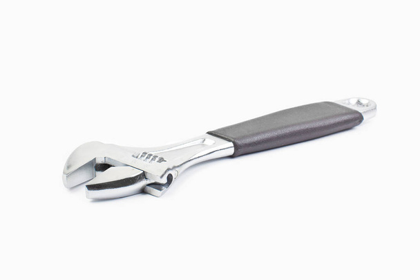 Fechar nova chave de jacaré universal, ferramenta de chave no fundo branco
 - Foto, Imagem