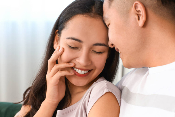 Porträt eines glücklichen jungen asiatischen Paares zu Hause - Foto, Bild