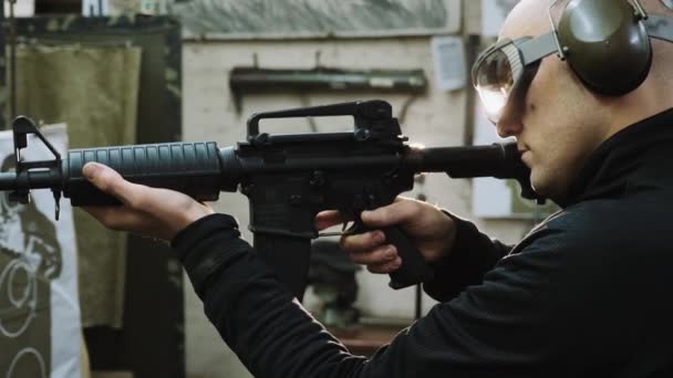 Hombre entrena para disparar en el campo de tiro
 - Metraje, vídeo