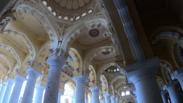 gopro held 7 zwart onbewerkte filmische beelden van binnen prachtige hindoe religieuze tempel gezien met duizenden enorme pijlers voegt schoonheid aan de beelden, een zeer beroemde toeristen plek en reisbestemming, trekt meer buitenlanders. - Video