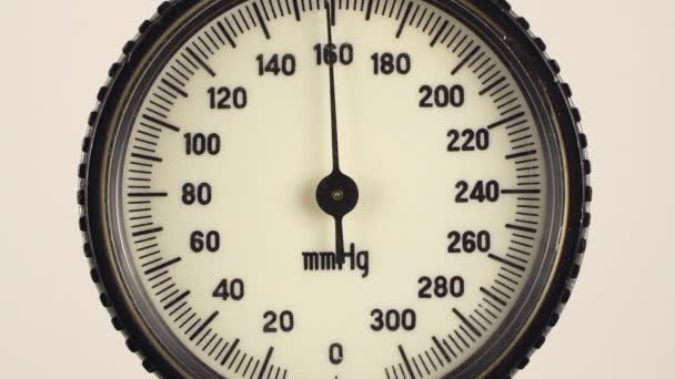 Mechanikus vérnyomás tonométer, izolált, közelkép - Felvétel, videó
