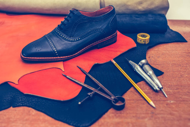 Chaussures et outils de fabrication de chaussures en cuir noir classique homme et ensemble de
  - Photo, image