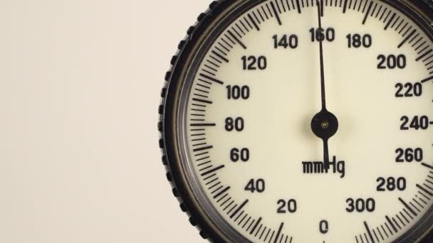 Mechanický tonometr krevního tlaku, izolovaný, detailní - Záběry, video