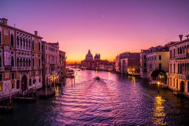 Sonnenaufgang in Venedig. Blick von der Ponte dell Accademia auf den Canal Grande - Foto, Bild