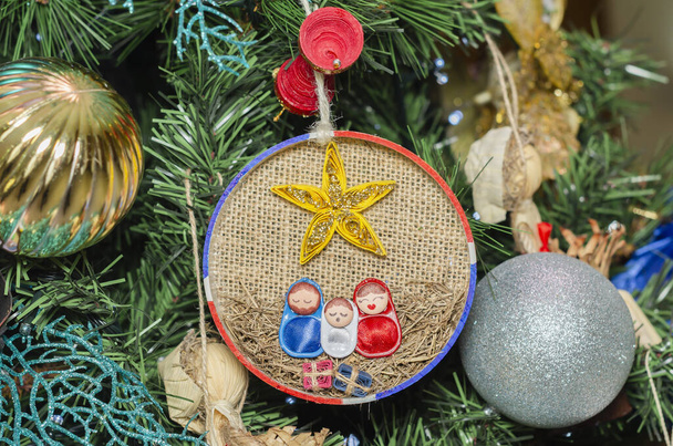 Διακόσμηση για χριστουγεννιάτικο δέντρο, ανακυκλωμένα υφάσματα και καπάκια κονσέρβας, γεννήσεις του Ιησού σε λευκό κόκκινο και μπλε. - Φωτογραφία, εικόνα