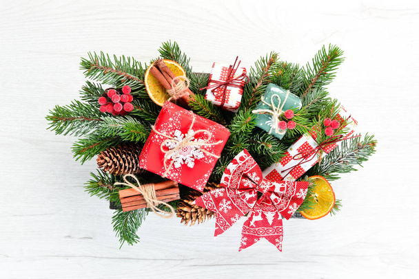 Χριστουγεννιάτικο ξύλινο λευκό φόντο με δώρα και διακοσμήσεις. Άνω όψη. - Φωτογραφία, εικόνα