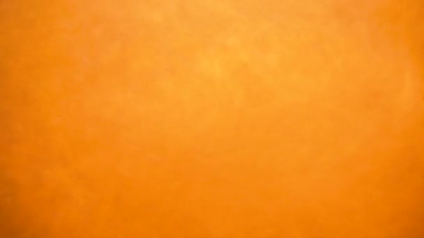 unwirklich orangefarbener Hintergrund unter Wasser mit Schimmer - Filmmaterial, Video