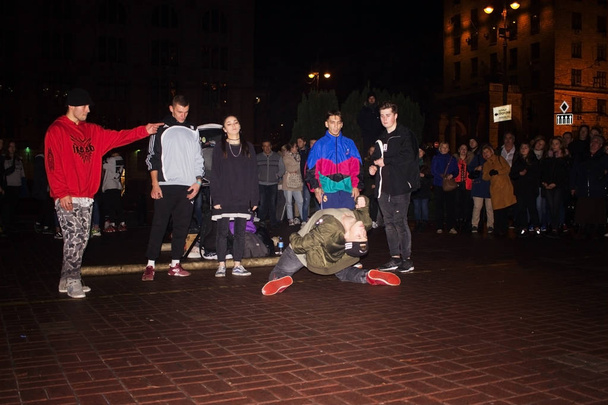 Taniec uliczny w nocy, tancerka hip-hopowa w tańcu - Zdjęcie, obraz