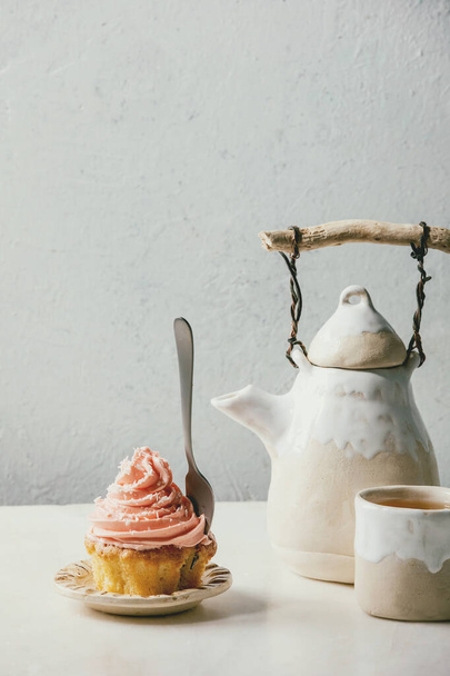 Homemade cupcake with buttercream - 写真・画像