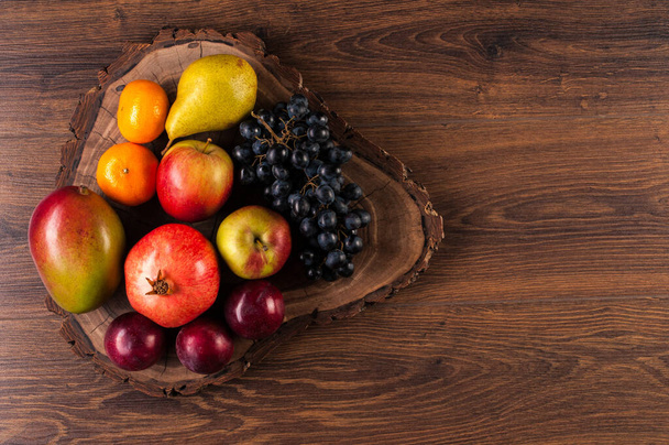 Bodegón de frutas sobre fondo de madera. Copiar espacio
 - Foto, imagen