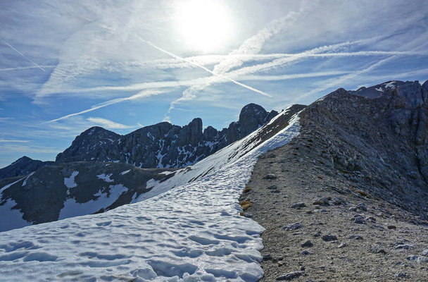 Βραχώδης κορυφογραμμή καλυμμένη με χιόνι - Φωτογραφία, εικόνα