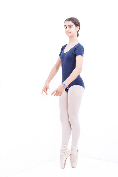 Bailarina de ballet de puntillas
 - Foto, imagen