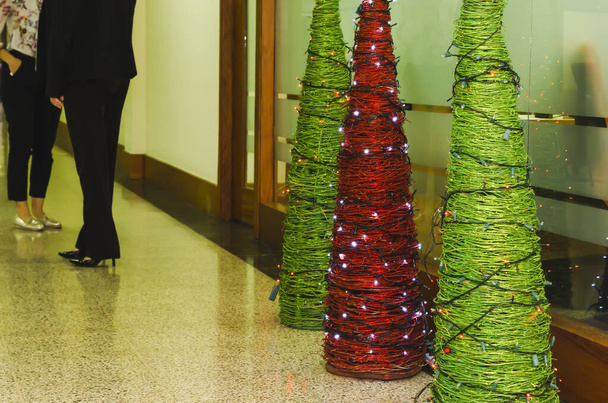 Arbre de Noël de bureau à la main décorant les couloirs dans les couleurs traditionnelles de Noël vert et rouge
 - Photo, image