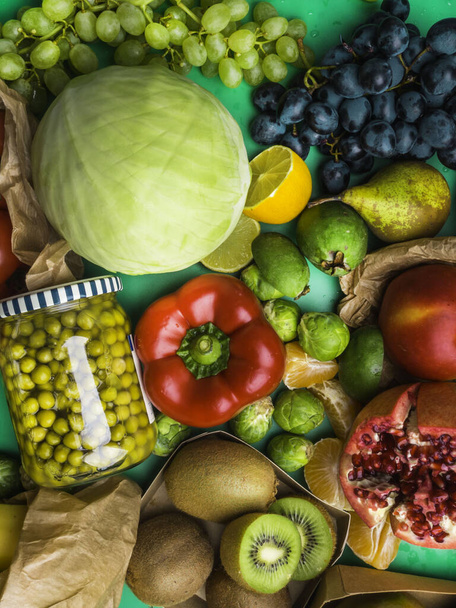 Sağlıklı beslenme - C vitamini kaynakları - dolmalık biber, kivi, üzüm, lahana, limon, mango, nar, domates, feijoa, domates, elma, armut, mandalina, brussel lahanası, muz. Moda yeşil renk torbası - Fotoğraf, Görsel