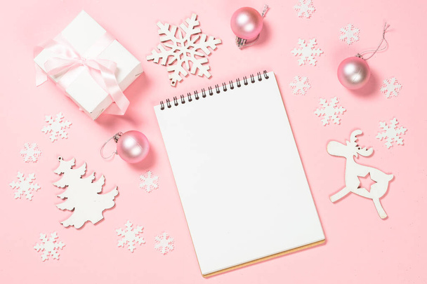Christmas goals, plans, resolution on pink. - Foto, afbeelding