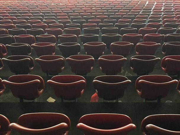 Červená místa na švýcarském stadionu po koncertě v noci. - Fotografie, Obrázek