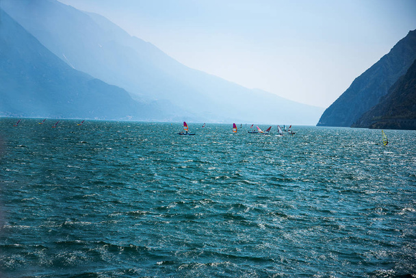 Озеро Гарда в Північній Італії славиться своїми постійними вітрами, які роблять його раєм. Пороми проштовхують озеро крізь їхню діяльність і перевозять вас через це прекрасне і приголомшливе озеро. - Фото, зображення