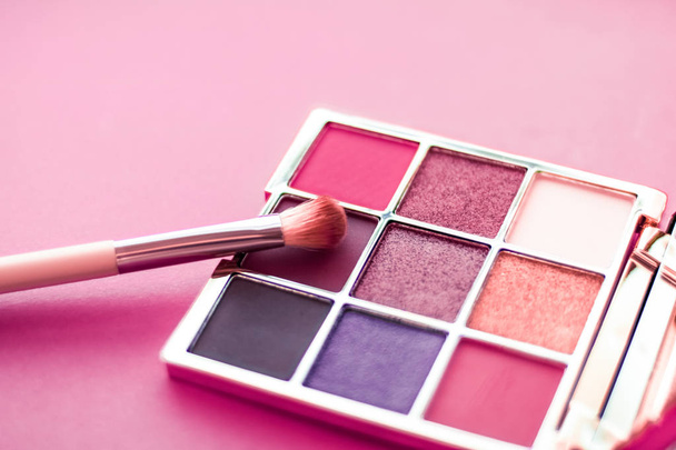 Παλέτα σκιών ματιών και πινέλο μακιγιάζ σε ροζ φόντο, μάτι shad - Φωτογραφία, εικόνα