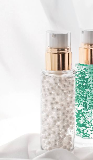 Sérum para el cuidado de la piel y frasco de gel de imprimación de maquillaje, lotio hidratante
 - Foto, imagen