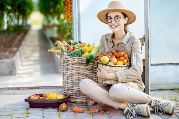 Fiatal nő gazdag zöldség betakarítás - Fotó, kép