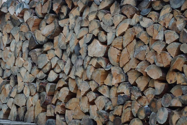 consistenza naturale marrone grigio di legna da ardere in un mucchio
  - Foto, immagini