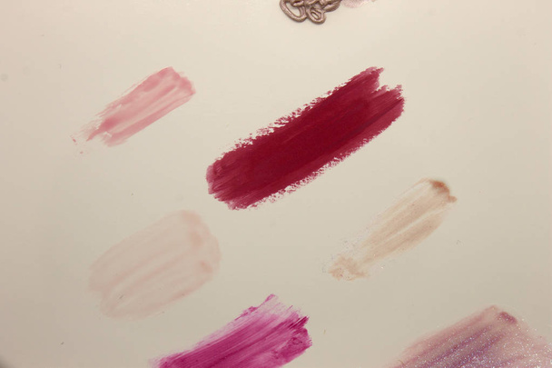 Ceci est une photographie d'échantillons de rouge à lèvres rose isolés sur un fond blanc
 - Photo, image