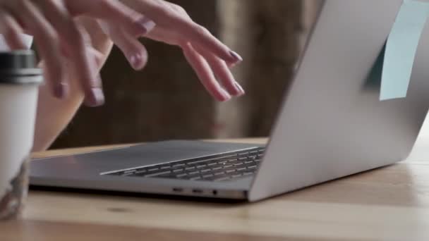 4k tipo de manos femeninas en el teclado del ordenador portátil tocando el panel táctil con los dedos teléfono inteligente que se encuentra cerca de cerca. Ninguna mujer independiente trabajando en casa escribe comentarios en las redes sociales
 - Metraje, vídeo